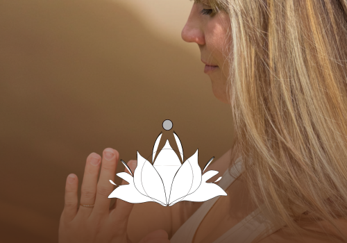 Michelle in prana samasthiti, handen in namaste, zacht zonlicht